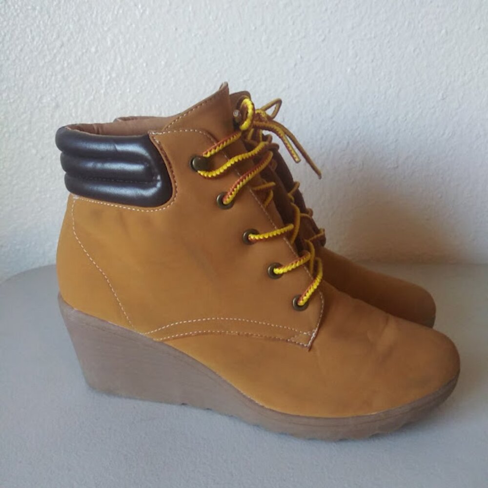 Bongo women's size 10 Willow Ankle Wedge Boots